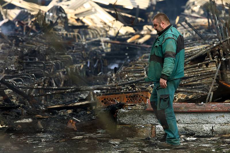 Následky a dohašování požáru porodny selat ve Vítání u Kladrub na Rokycansku.