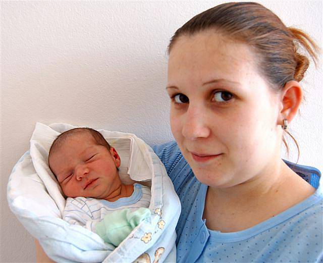 Dominik Němec z Nezbavětic se na svět podíval poprvé 5. února. Narodil se ráno, v pět hodin a 40 minut. Malý Dominik vážil při narození 3350 gramů, měřil 51 cm. 