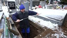 Milan Kučera s manželkou Janou se hrobnickému řemeslu věnují už více než třicet let. Vykopání nebo prohloubení hrobu teď v zimních měsících je náročnější kvůli promrzlé půdě nebo přimrzlé krycí kamenné desce, která hrobová místa zakrývá.