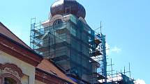 Dělníci rekonstruují věž a průčelí radnického kostela. Kostel se dočká i nové fasády, která bude barevností odpovídat původnímu stavu z 18. století.