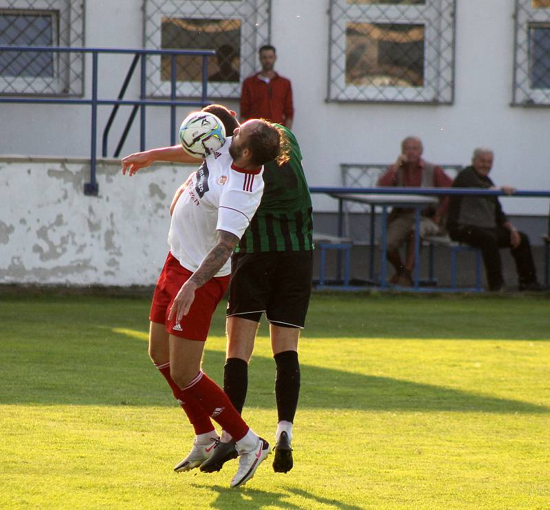 Fotbalisté FC Rokycany (na archivním snímku hráči v zelených dresech) porazili Jindřichův Hradec 2:0 a slaví třetí výhru v řadě.