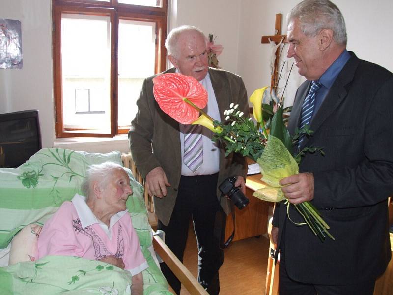 Anně Veselé z Moravce přijel ke 101. narozeninám poblahopřát také kandidát na prezidenta z Nového Veselí na Žďársku Miloš Zeman.