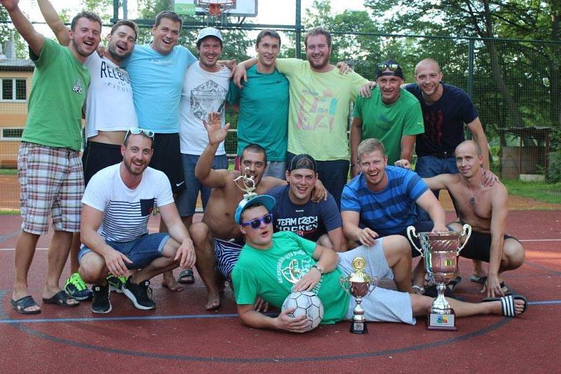 Triumf ve futsalovém krajském přeboru hráči důkladně zapili.