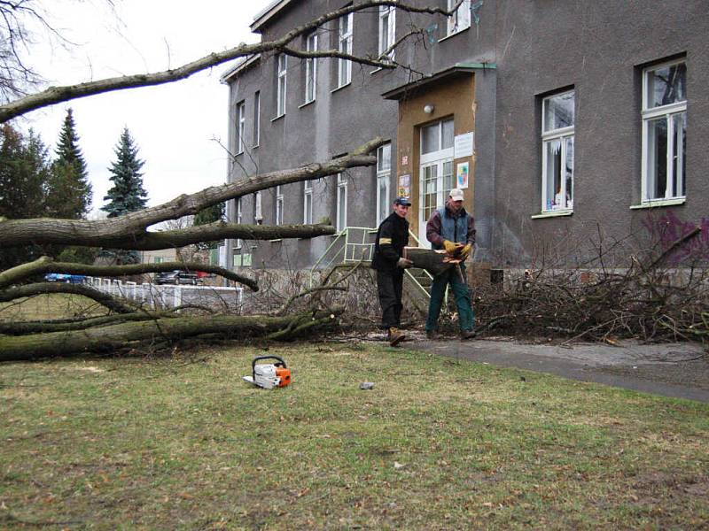 Silný vítr pustošil v sobotu Rokycansko.