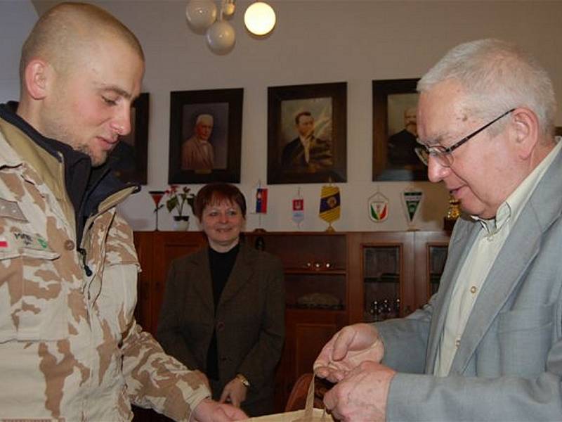 Po půlročním pobytu v Afghánistánu se do rodných Rokycan vrátil vojenský policista Jaroslav Moravec mladší (vlevo). Na snímku se starostou Janem Balounem.