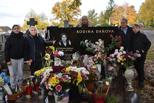 Památku zavražděné Květy Daňové přišli v den výročí její smrti uctít na rokycanský hřbitov její nejbližší.