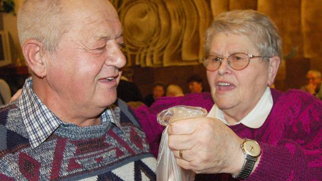 Restauraci rokycanské sokolovny obsadilo na sklonku týdne přes to bývalých zaměstnanců Favoritu. Sraz pořádal Josef Babický (na snímku), jemuž  poděkovala i Eliška Petrášová. 