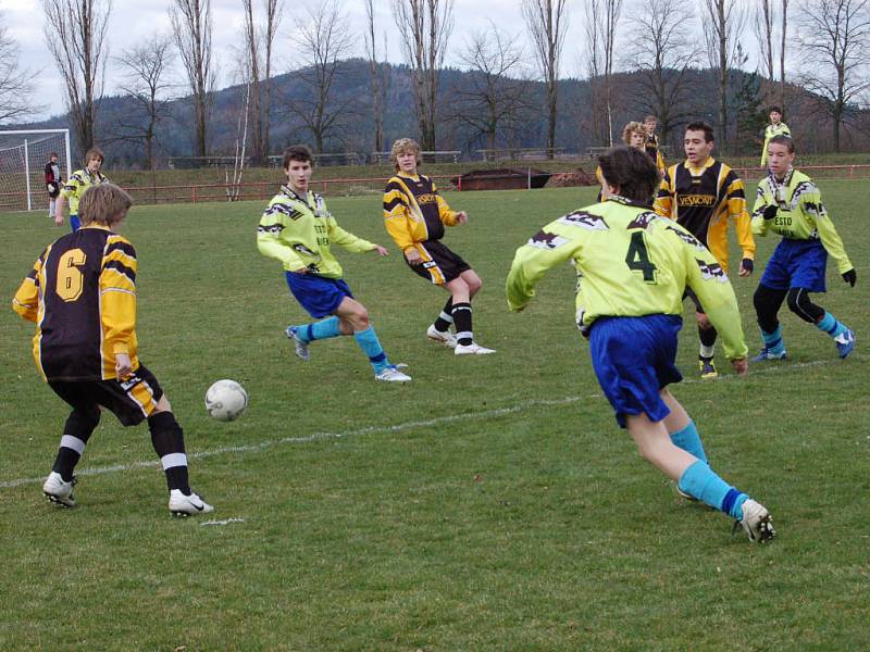 V krajské soutěži dorostenců jsou na tom ve skupině B nejlépe mladíci FC Rokycany B (v tmavších dresech). V sobotu ráno zvítězili 5:1 v Hrádku nad vrstevníky TJ. 