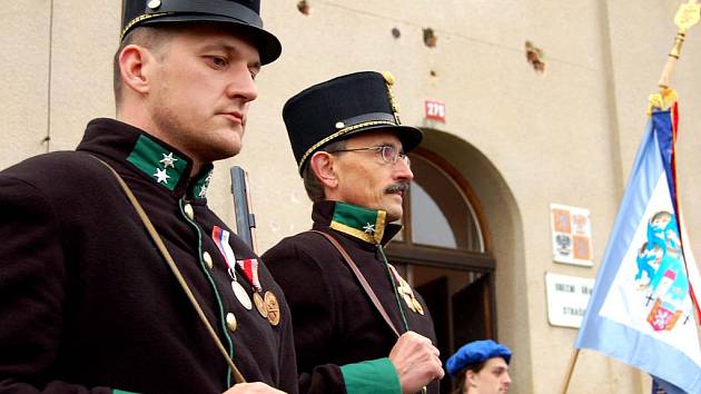 Rekonstruovaná obřadní síň ve Strašicích přivítala první návštěvníky. O nevšední úvod se postarali vojáci v uniformách rakousko–uherské armády. Vypálili před radnicí salvu a zopakovali ji i v bývalých kasárnách, kde dnes sídlí knihovna.