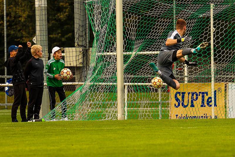 Fotbalisté FC Rokycany (na archivním snímku hráči v zelenočerných dresech) remizovali ve středeční dohrávce 3. kola FORTUNA divize A s Aritmou Praha 2:2.