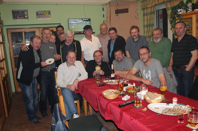 BÝVALÉ SPOLUHRÁČE, přátele i kolegy ze společnosti Rumpold pozval Pavel Grimm (sedící v černém) na sklonku týdne do restaurace stadionu FC Rokycany v Husových sadech.