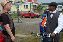 Cyklista z afrického kontinentu Gabriel Habtu z Eritree byl určitě nejvzdálenějším účastníkem 21. ročníku Voldušské šlapky. Přivítal ho Pavel Sýkora.