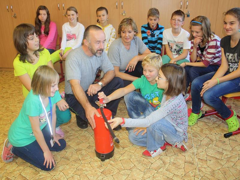   HASIČI včera v ZŠ TGM besedovali se žáky 4. A. Dělo se tak v neformálním kroužku a děti toho znaly hodně. Na snímku to právě bezprostředně dokazovali Tereza Bejčková, Bára Černá, Jiří Sýkora a Adéla Hanzlíková.