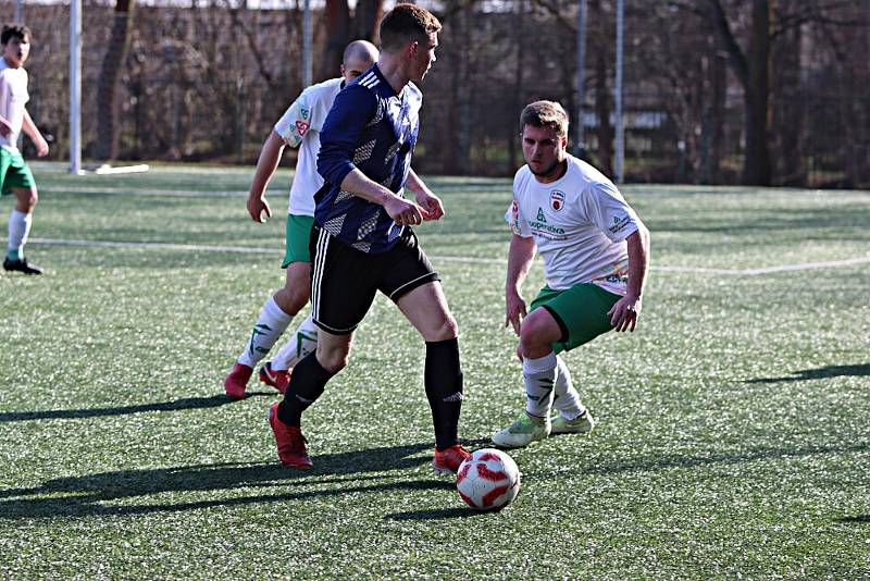 Při jarní premiéře krajské 1. B třídy musely Radnice B na umělku do Rokycan. Podlehly tu Mladoticím 1:5. Foto Jaroslav Kreisinger