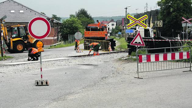 PŘEJEZD U KOVOHUTÍ v okresním městě má od včerejška červenou. Opět zde probíhá rekonstrukce. Znovu průjezdný bude během zítřejšího dne. Vlaky na Mirošov se rozjedou 17. června.