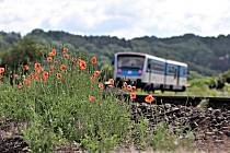 Motorový vlak dnes jezdí přes Chrást a Ejpovice do Plzně.