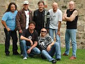 Extra Band revival vystoupí v Radnicích v plné sestavě. Na jevišti se představí všech sedm muzikantů. Koncert věnovali desetiletému výročí založení kapely.  