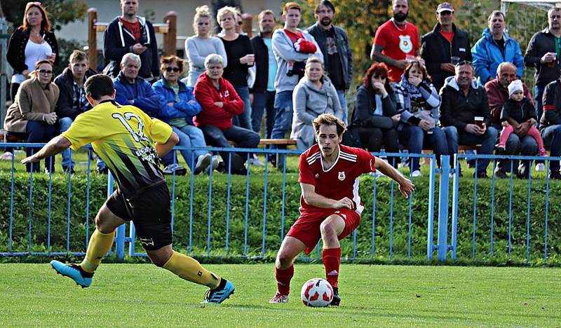 Fotbalisté TJ Sokol Radnice (na archivním snímku červení).