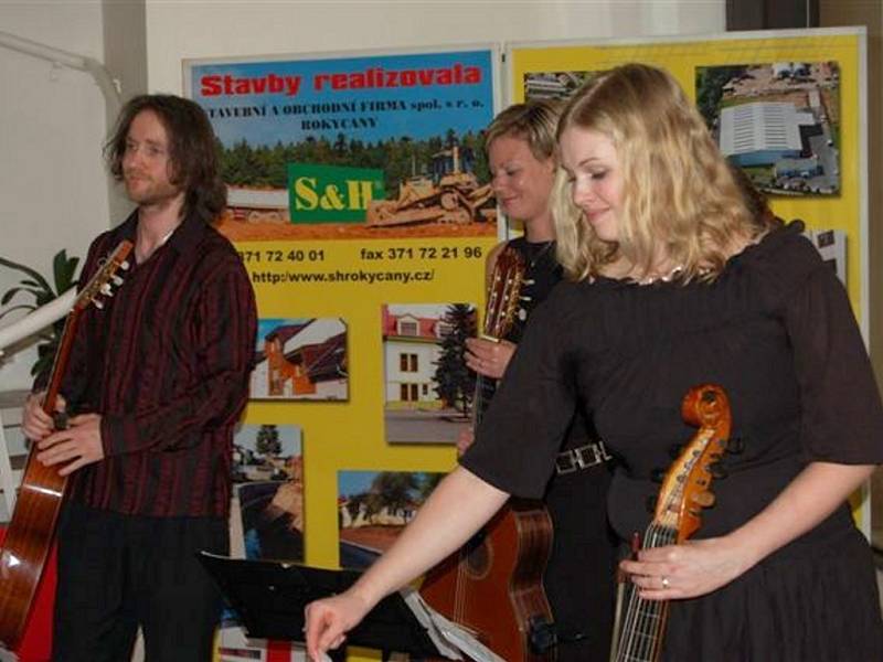 V sídle společnosti S+H na rokycanském Plzeňském předměstí se uskutečnil premiérový koncert. Potlesk na otevřené scéně sklízelo kytarové kvarteto z Prahy. 