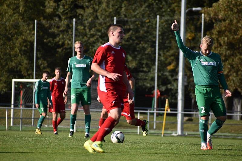 Fotbalisté TJ Sokol Radnice (na archivním snímku červení).