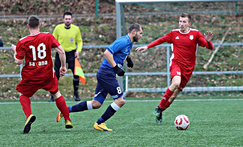 Fotbalisté TJ Sokol Radnice (v červeném) statečně vzdorovali vedoucímu Tachovu.