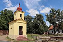 V centru Vranovic je dominantou kaple, ve vesničce nechybí ani areál pro děti.