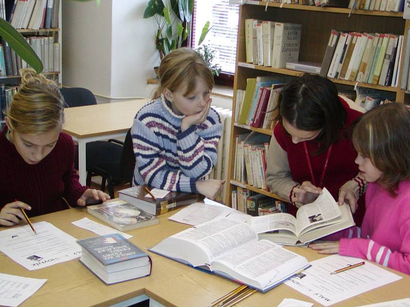 Odpovědi na otázky v soutěži Malý knihovník hledaly děti ve studovně. Pavla Koucká, Verunka Vávrová, Petra Koucká a Jiřinka Kyselá (zleva) si vedly na jedničku. 