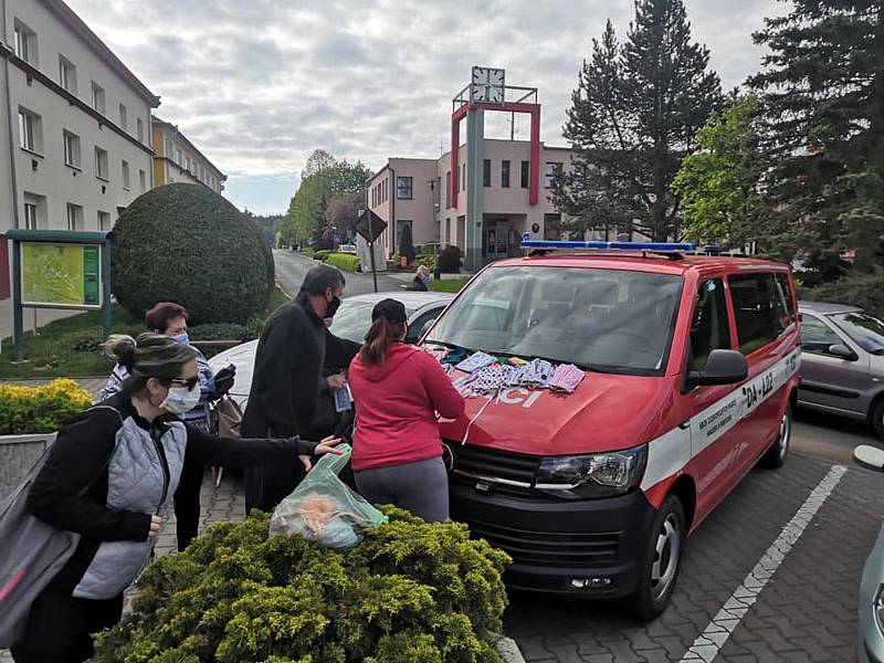 Roušky od hasičů byly v Hrádku zdarma