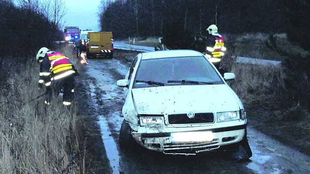 Ke kolizi dvou automobilů vyjížděli profesionální hasiči z Rokycan a také policisté. Naštěstí nebyl nikdo zraněný. 