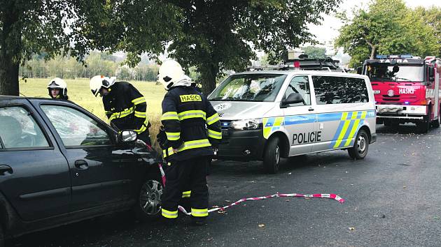 Tragická dopravní nehoda uzavřela komunikaci mezi Mirošovem a Skořicemi.