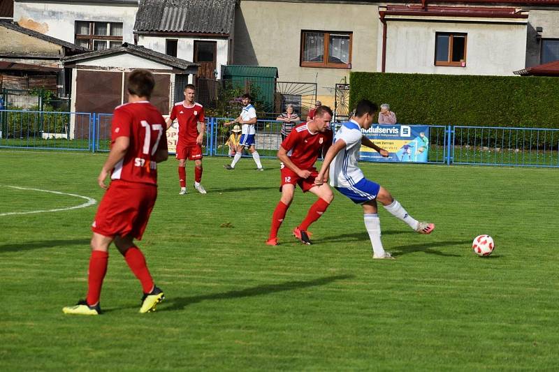 Fotbalisté TJ Sokol Radnice (červení).