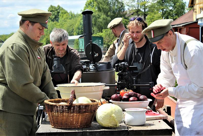 Na bývalém zbirožském nádraží vrcholilo natáčení dokumentu o československých legionářích.