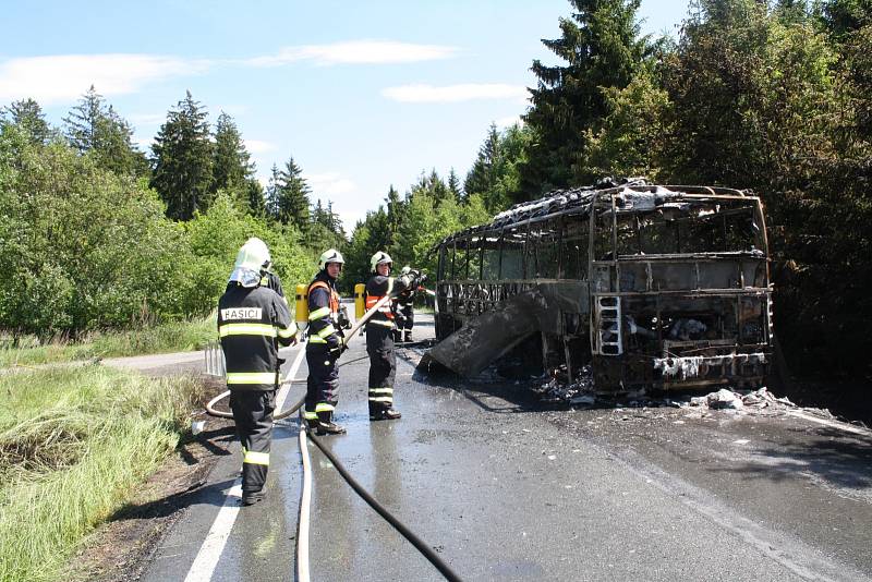 Zásah hasičských jednotek u hořícího autobusu u Borovna (3. června 2015)