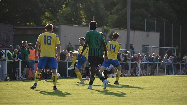 FORTUNA divize A, 28. kolo: FC Rokycany - SK SENCO Doubravka (fotbalisté ve žlutých dresech) 0:2 (0:0).