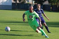 Fotbalisté TJ Slavoj Mýto (na archivním snímku hráči v modrých dresech) remizovali s domácím ČLU Beroun 1:1. Za Slavoj vstřelil gól Tomáš Hatina.