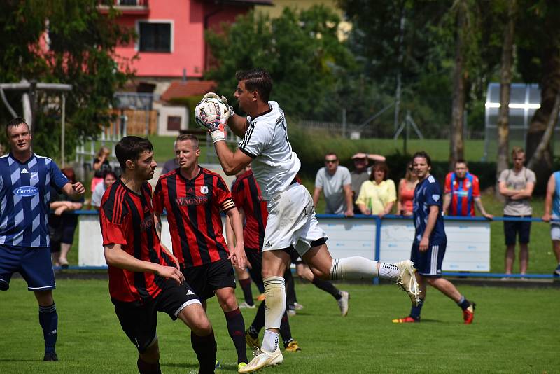 Fotbalisté TJ Slavoj Mýto (na archivních snímcích hráči v modrých dresech) porazili divizní Tochovice 3:1.