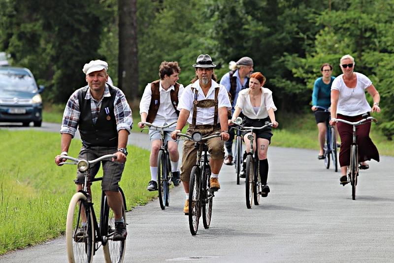 Sraz příznivců a majitelů historických bicyklů se konal v obci u Rokycan