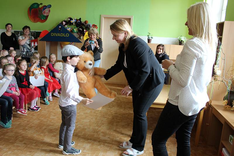 Osmatřicet dětí ze šesti mateřských škol se utkalo v rámci Rokycanského slavíčka, pěvecké soutěže pořádané MŠ U Saské brány v Rokycanech.