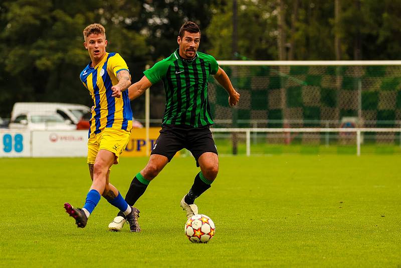 Fotbalisté FC Rokycany (na archivním snímku hráči v zelenočerných dresech) remizovali ve středeční dohrávce 3. kola FORTUNA divize A s Aritmou Praha 2:2.