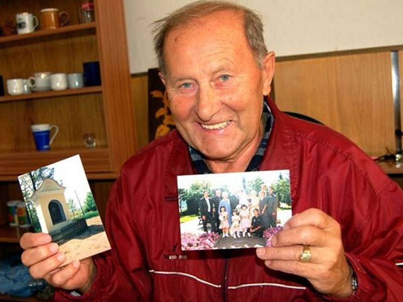 Josef Rajman se každoročně přesunuje  na čtvrt roku z Kanady do Rokycan. V levé ruce opatruje fotografii hrobky svých šlechtických předků a v pravé drží snímek rozvětveného rodinného týmu.   