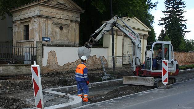 Ostrůvky zeleně a parkovací místa rostou v okolí nově budovaného kruhového objezdu.