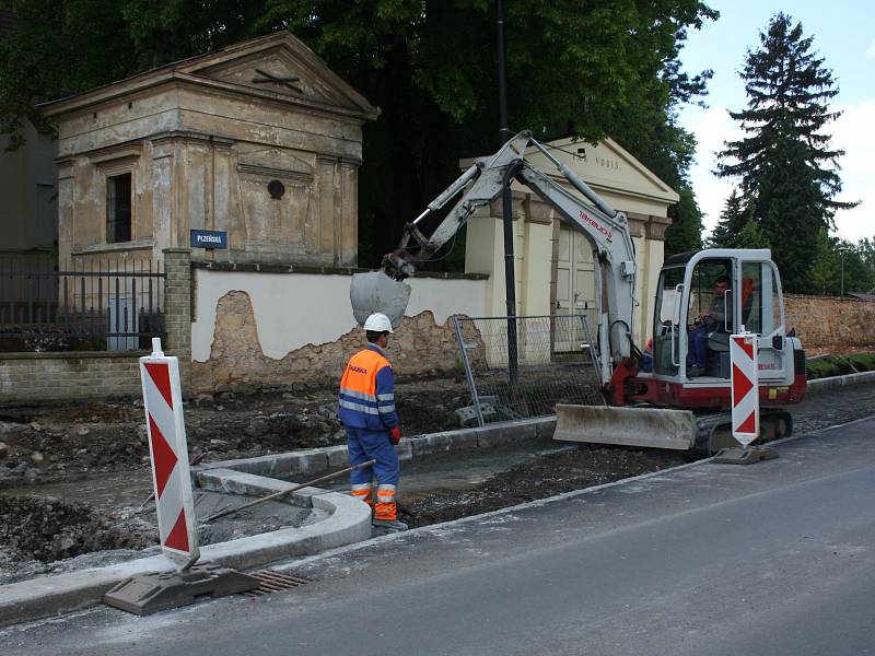 Ostrůvky zeleně a parkovací místa rostou v okolí nově budovaného kruhového objezdu.