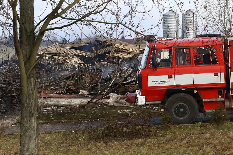 Následky a dohašování požáru porodny selat ve Vítání u Kladrub na Rokycansku.