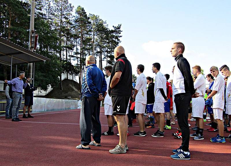 Stupno hostí elitu národní házené v kategorii dorostu. Šest týmů včera při zahájení šampionátu přivítal starosta Břas Miroslav Kroc a vedle něho je ředitel turnaje Pavel Souček.