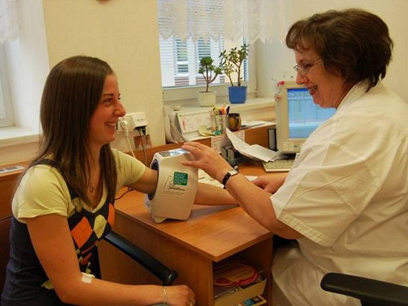 V rokycanské transfúzní stanici v pondělí poprvé darovalo krev dvanáct studentů zdejšího gymnázia. 