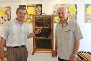 VČELU – coby  kouzelnici hmyzí říše – představuje v Muzeu dr. B. Horáka ZO Čs. svazu včelařů Rokycany. Na snímku z vernisáže jsou Jiří Petříček (vpravo) a Antonín Dvořák.