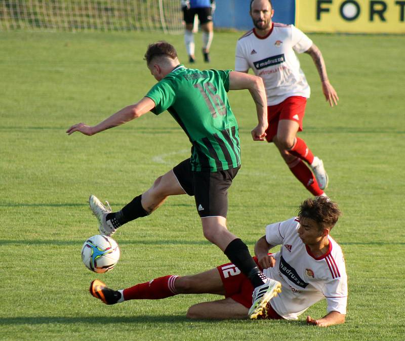 Fotbalisté FC Rokycany (na archivním snímku hráči v zelených dresech) porazili Jindřichův Hradec 2:0 a slaví třetí výhru v řadě.