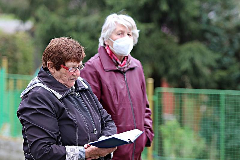 Hasičská mše před kaplí svaté Barbory a svatého Floriána v Kříších