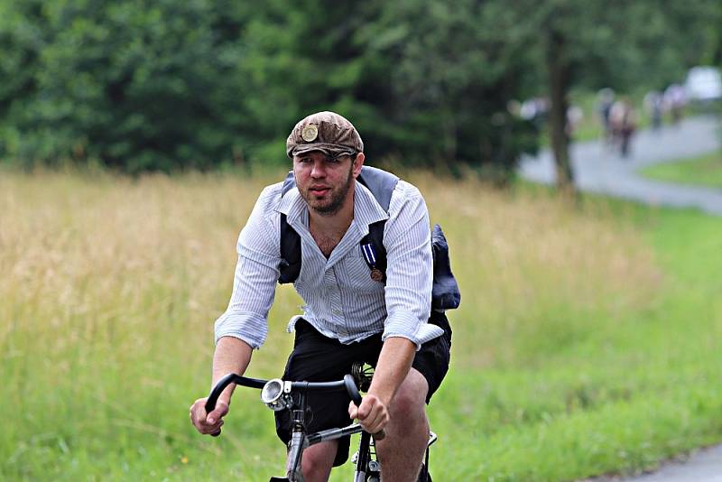 Sraz příznivců a majitelů historických bicyklů se konal v obci u Rokycan