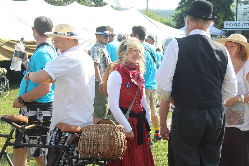 Sraz příznivců a majitelů historických bicyklů se konal v obci u Rokycan